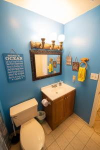 Koupelna v ubytování Affordable SPI family condo - walking distance to the beach, Sleeps 6, Third Floor, 2025 Traveler Award + 37 fotografií