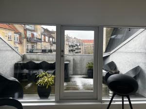 um quarto com uma janela com vista para uma rua em New Yorker lejlighed em Aarhus
