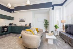 uma sala de estar com um sofá e uma televisão em Coppergate Mews Grimsby No.6 - 1 bed, 1 bath, 1st floor apartment em Grimsby