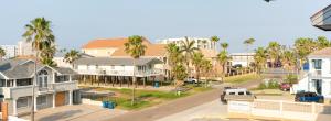 uma vista aérea de uma cidade com palmeiras e casas em South Padre Island condo is walking distance to the beach, Sleeps 6, Third Floor, 2024 Traveler Award em South Padre Island