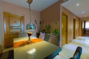 a dining room with a table and chairs at AeroChic in Nouaceur