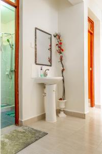 Ванная комната в Quzuri Homestay nearJKIA SGR NRB Kenya