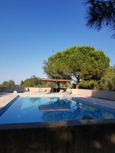 Bazén v ubytovaní Vacances en Camargue proche de la mer climatisé alebo v jeho blízkosti