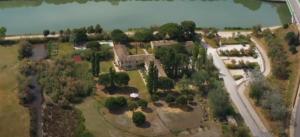een luchtzicht op een huis en een weg bij Vacances en Camargue proche de la mer climatisé in Aigues-Mortes