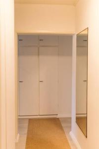 a closet with white cabinets and a mirror at Viihtyisä yksiö lähellä palveluita. (Himos 7,9 km) in Jämsä