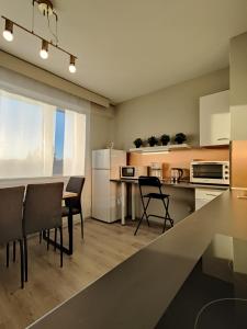 eine Küche mit einem Tisch und Stühlen im Zimmer in der Unterkunft Sweet family apartments Hamina in Hamina