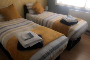 Luxurious and Friendly Home tesisinde bir odada yatak veya yataklar