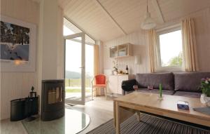 ein Wohnzimmer mit einem Sofa und einem Tisch in der Unterkunft Ferienhaus Venus C in Sankt Andreasberg