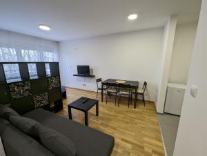 TV a/nebo společenská místnost v ubytování APARTMAN Verona