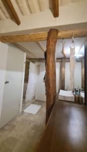 Zimmer im Dachgeschoss mit Holzbalken und einem Waschbecken in der Unterkunft Chiibal in Tulum