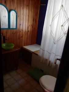 A bathroom at La casita del bosque, en el río.