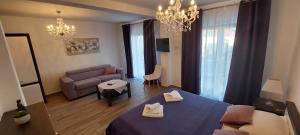 ein Wohnzimmer mit einem blauen Bett und einem Sofa in der Unterkunft Holiday apartments Cecilija in Supetarska Draga