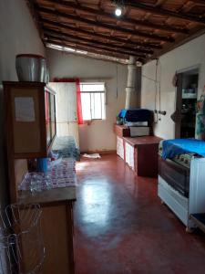 Zimmer mit einem Zimmer mit einer Küche und einem Zimmer mit einem unbeabsichtigten in der Unterkunft Canastra de Minas casa para temporada in São Roque de Minas