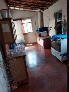 ein schmutziges Zimmer mit einer Küche mit Herd in der Unterkunft Canastra de Minas casa para temporada in São Roque de Minas