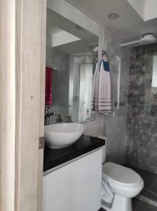 y baño con lavabo blanco y aseo. en Apartamento embajada americana, en Bogotá