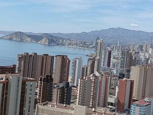widok na miasto z budynkami i zbiornikiem wodnym w obiekcie Torres Montecarlo Apartmento con vistas al mar w mieście Benidorm
