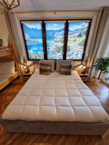 Posteľ alebo postele v izbe v ubytovaní Apartament z jacuzzi Zakopane