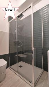 ジェノヴァにある616 Genova - Loft al Porto Anticoのバスルーム(ガラスドア付きのシャワー付)