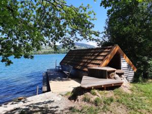 una pequeña cabaña a orillas de un lago en Serner am See en Zell am Moos