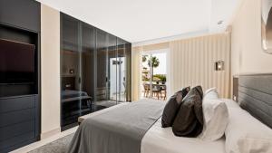 Posteľ alebo postele v izbe v ubytovaní Luxury apartment at Monte Paraiso