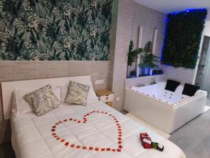 a bedroom with a bed with a heart on it at Espectacular apartamento con spa privado in Miami Platja