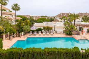 ein Bild eines Pools in einer Villa in der Unterkunft Luxury apartment at Monte Paraiso in Marbella