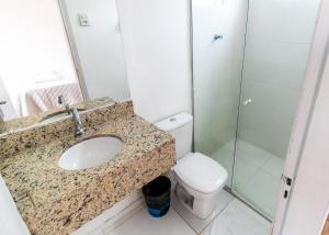 een badkamer met een toilet, een wastafel en een douche bij Hotel Alegrete in Alegrete