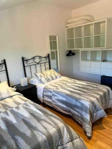 1 dormitorio con 2 camas y armario en Casa Toja. Agradable y familiar., en Vimianzo