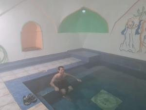 un uomo in una piscina in una stanza di Riverpark Holiday Apartment, Sandanski a Sandanski