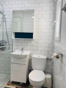 ベニドルムにあるApartamentos Carrの白いバスルーム(トイレ、シンク付)