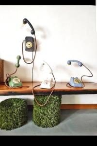 - une table avec deux lumières et un téléphone dans l'établissement L'Artista, à Trecastagni