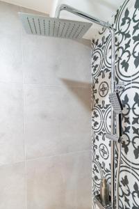 Uma casa de banho em Harmony apartman
