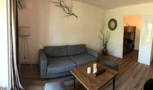 sala de estar con sofá y mesa de centro en Résidence Fiori di Cala Rossa en Lecci