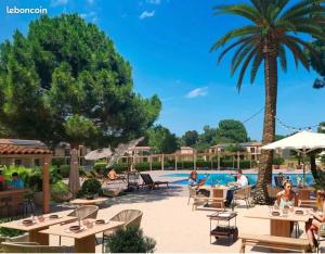 Bazén v ubytovaní Résidence Fiori di Cala Rossa alebo v jeho blízkosti