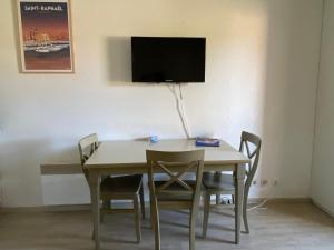 TV a/nebo společenská místnost v ubytování Domaine Valescure vue Piscine ou Pinede - Wifi