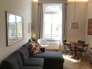 un soggiorno con divano, tavolo e finestra di Suite Florio a Torino