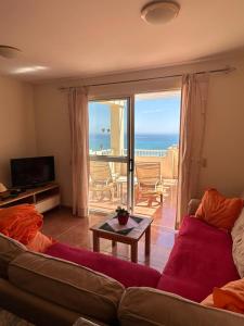 uma sala de estar com um sofá e vista para o oceano em Casa Sara em Costa Calma