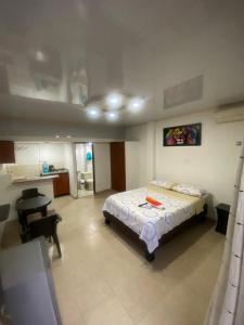 - une chambre avec un lit et une table dans l'établissement Confort apartaestudio completo Aire acondicionado Todo independiente, à Cali