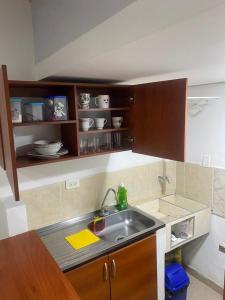 uma cozinha com um lavatório e uma bancada em Confort apartaestudio completo Aire acondicionado Todo independiente em Cali