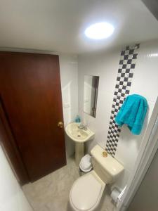 a small bathroom with a toilet and a sink at Confort apartaestudio completo Aire acondicionado Todo independiente in Cali