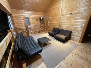 uma vista superior de uma sala de estar com mobiliário de couro em Polar House Karuisawa - Vacation STAY 30319v em Kutsukake