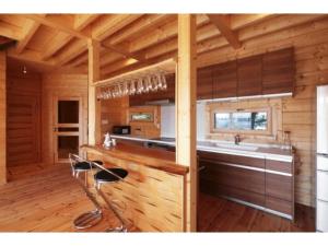 uma cozinha com um grande lavatório e uma banheira em Polar House Karuisawa - Vacation STAY 30319v em Kutsukake