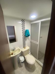 y baño con aseo, lavabo y ducha. en Confort apartaestudio completo Aire acondicionado Todo independiente en Cali