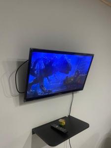 einen Flachbild-TV, der an einer Wand hängt in der Unterkunft Confort apartaestudio completo Aire acondicionado Todo independiente in Cali