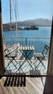 a balcony with a table and chairs on a boat at Monolocale La Darsena in Portoferraio