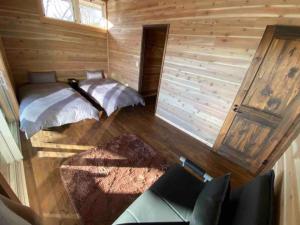 御代田町にあるPolar House Asama Villa - Vacation STAY 30344vの木造キャビン内のベッド2台が備わる部屋