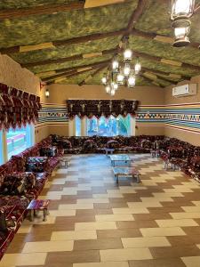 duża aula z krzesłami i stołami w budynku w obiekcie شاليه الجوهرة الدرب w mieście Ad Darb
