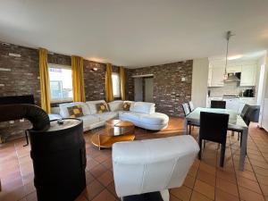 sala de estar con sofá y mesa en Bungalowpark Landsrade en Gulpen