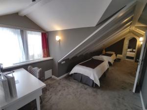 Posteľ alebo postele v izbe v ubytovaní XII Century Heritage Hotel