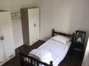 Dormitorio pequeño con cama y vestidor en Maison au calme récemment rénovée en Lescouët-Jugon